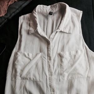Sleeveless collared button up