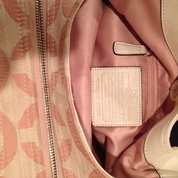Pink coach purse. - Picture 3 of 4