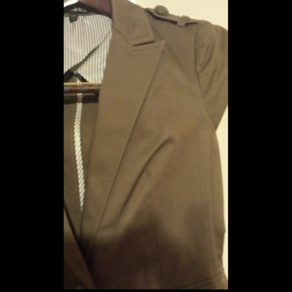 Cap sleeve blazer that fits amazing! - Picture 2 of 3