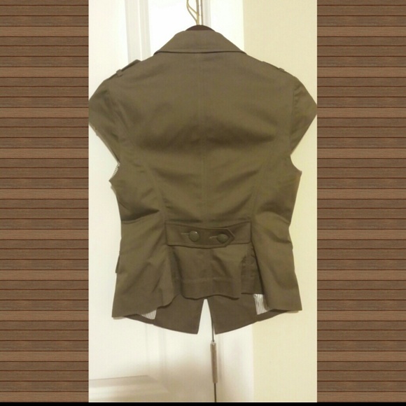 Cap sleeve blazer that fits amazing! - Picture 3 of 3