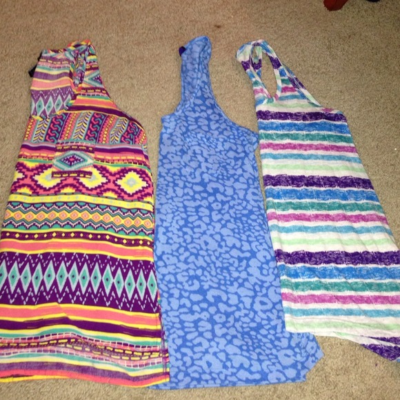 3 tank tops with pockets.