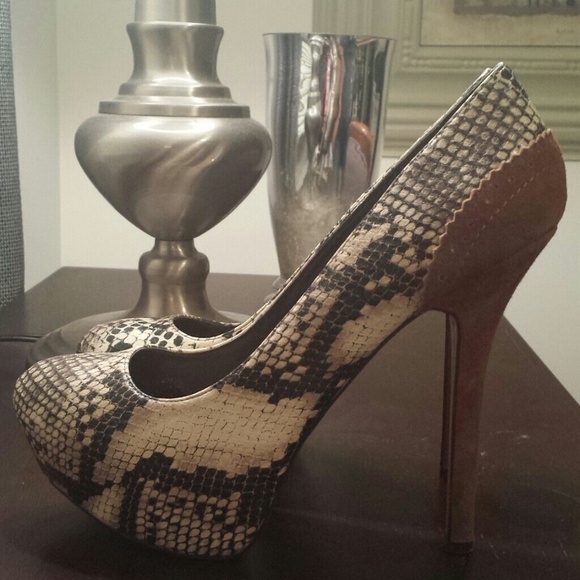 Sexy pair of stilettos! **SALE** - Picture 2 of 2