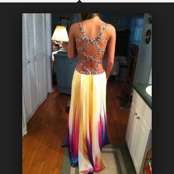 Looking for a yellow or gold prom dress