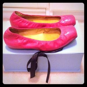 Lanvin fuchsia patent leather flats.