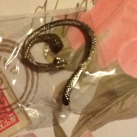 Earring - Picture 2 of 4