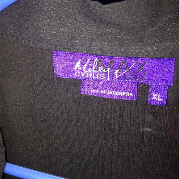 Miley Cyrus - Picture 2 of 3