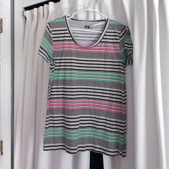 Striped tshirt with scoop neck.