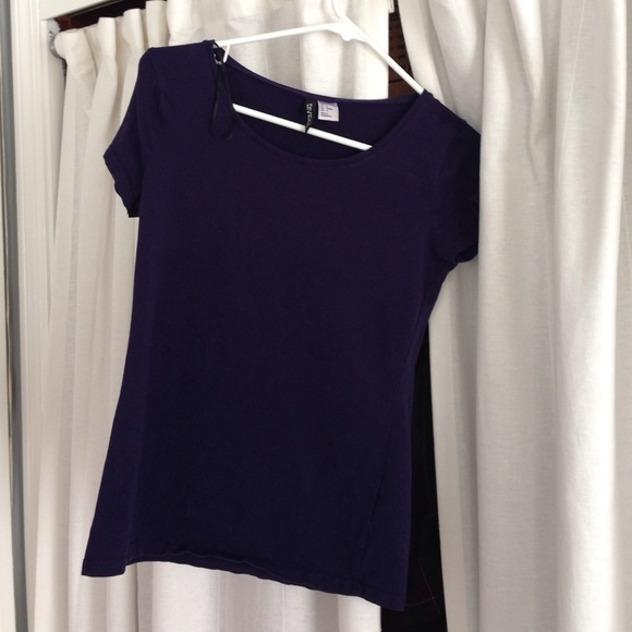 Navy blue tshirt.