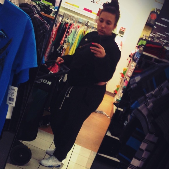 MEET YOUR SELLER 🙊🙈❤ - Picture 3 of 4