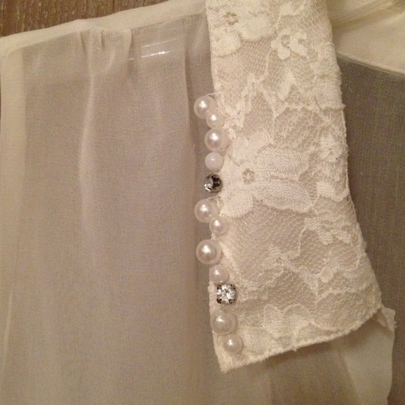 ❌BUNDLED❌White Sea through (little pearls) top - Picture 2 of 2