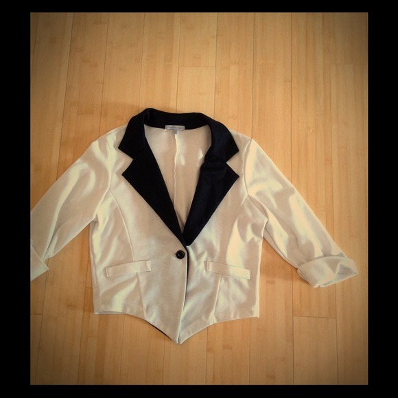 White crop blazer