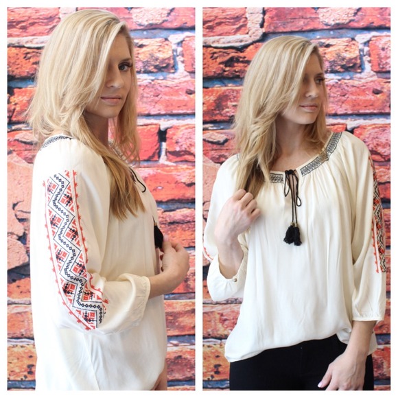 Tops - ⬇️Embroidered tasseled tunic