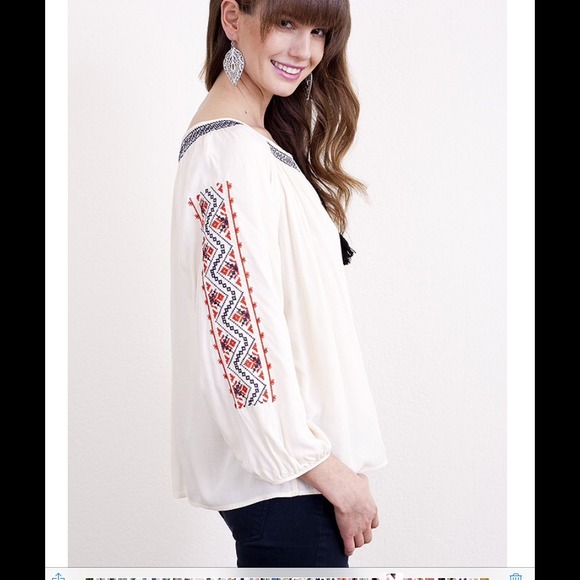 ⬇️Embroidered tasseled tunic - Picture 2 of 4