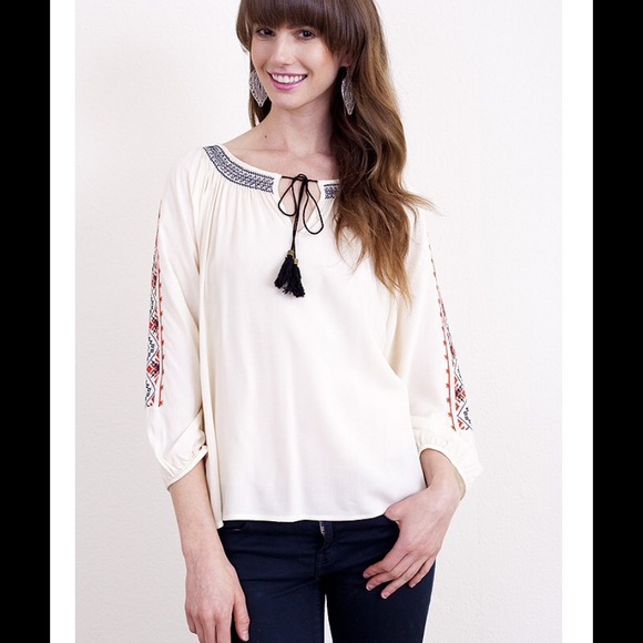 ⬇️Embroidered tasseled tunic - Picture 3 of 4
