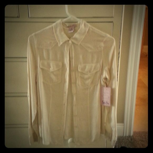 Cute button down collard shirt.