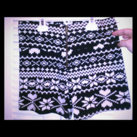 SNOWFLAKE HIGH WAISTED SHORTS