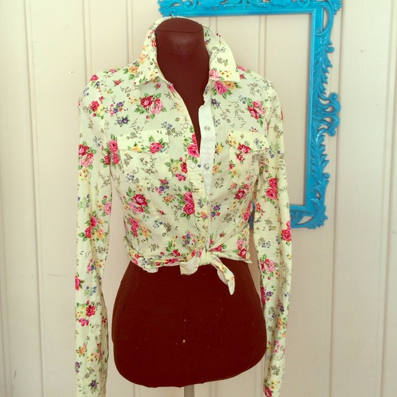 Lei snap up flirty country girl shirt!