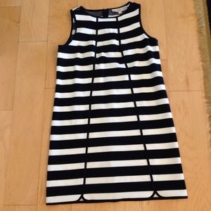 Beautiful and comfy dress. Good fabric! Petite
