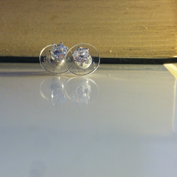 Earrings. Still in great condition! - Picture 2 of 2