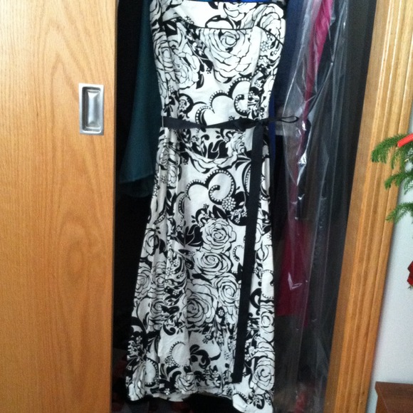 Black and white flower printed dress