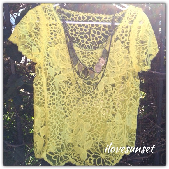 🚫Bundled🚫Cutest Yellow Lace Top - Picture 4 of 4