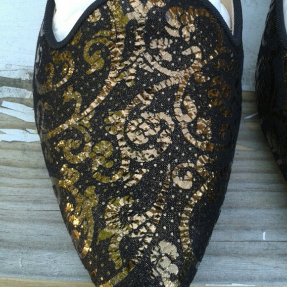 Gold Filigree Smoking Flat