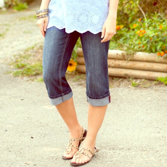 🍀HP 🍀 LUCKY dark wash capris!!
