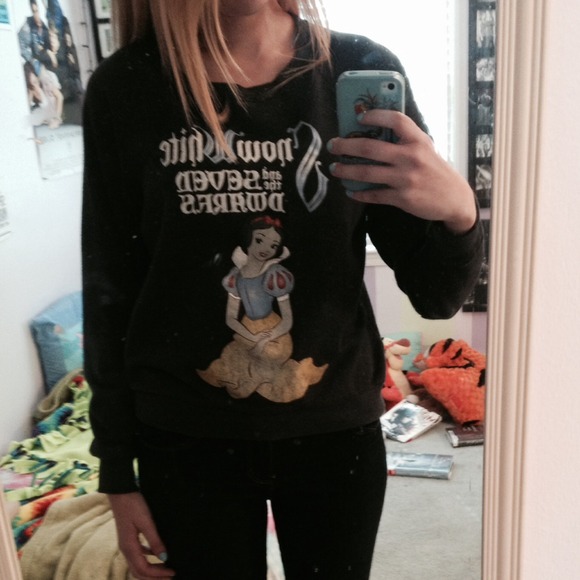 Snow White pullover - Picture 3 of 3