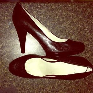 Nine West black leather heel pump