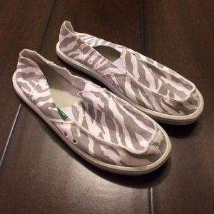 Sanuk I am Game sandals brand new with out tags!
