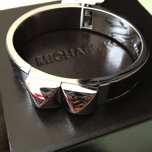 ❌Bundled❌Python embossed leather cuff bracelet - Picture 2 of 4