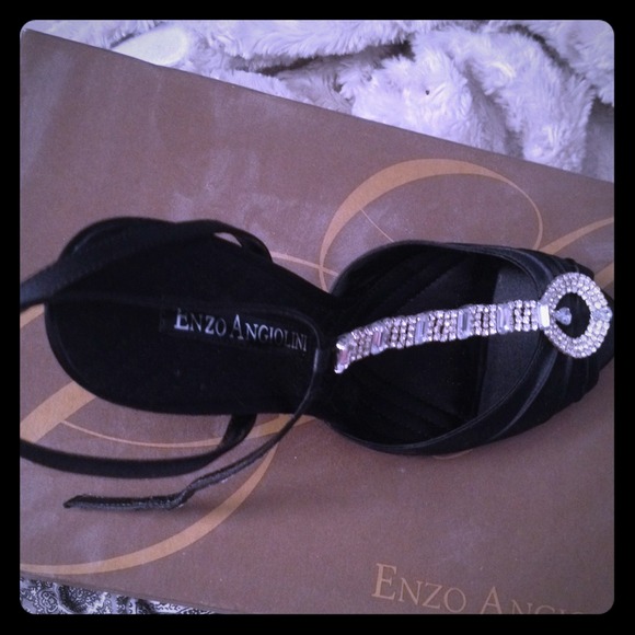 Elegabt satin diamond stud shoe
