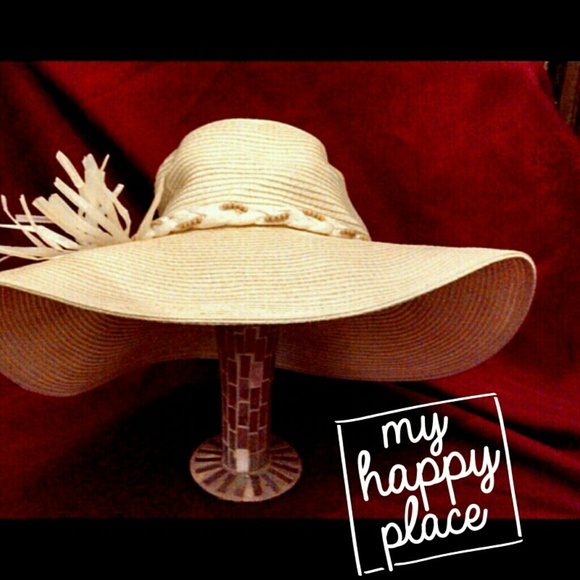 Wide brim hat