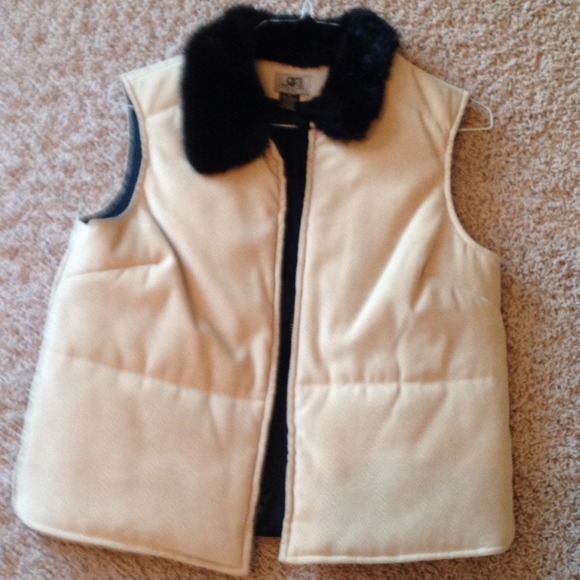 Vest with faux fur collar. Sold in bundle - Picture 2 of 4