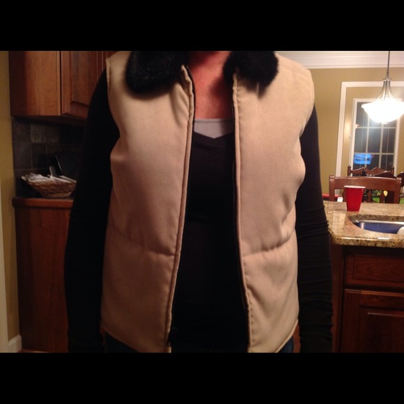 Vest with faux fur collar. Sold in bundle - Picture 3 of 4