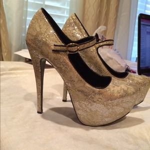 Steve Madden Viktoree Platform Pumps.