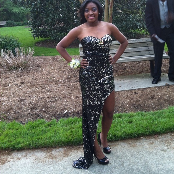 Beautiful Prom dress for sale. - Picture 2 of 3