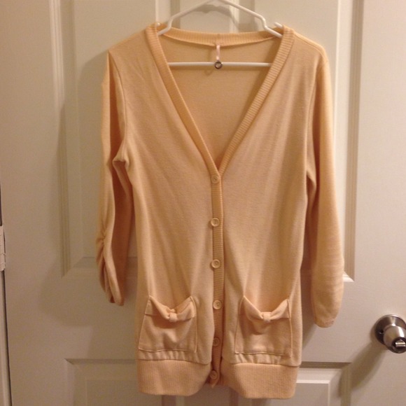 🚫SOLD🚫Cream cardigan with Bow pockets