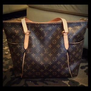 *SOLD TO Felicia!*  Authentic LV Totally MM!
