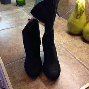 Black felt boots