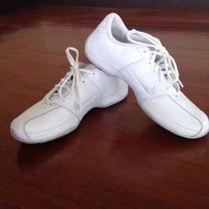 ⬆️⬇️White Nike cheerleading sneakers