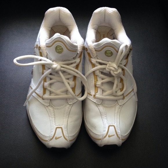 NIKE SHOX