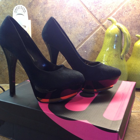 Black pumps