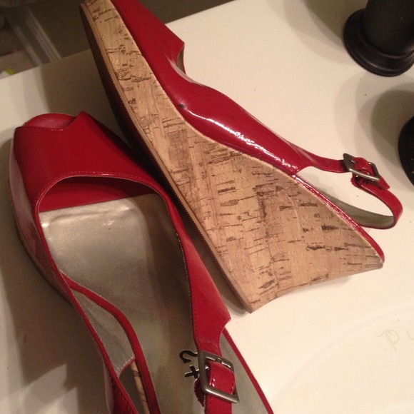 RED PATENT LEATHER WEDGE PEEP-TOE SHOE