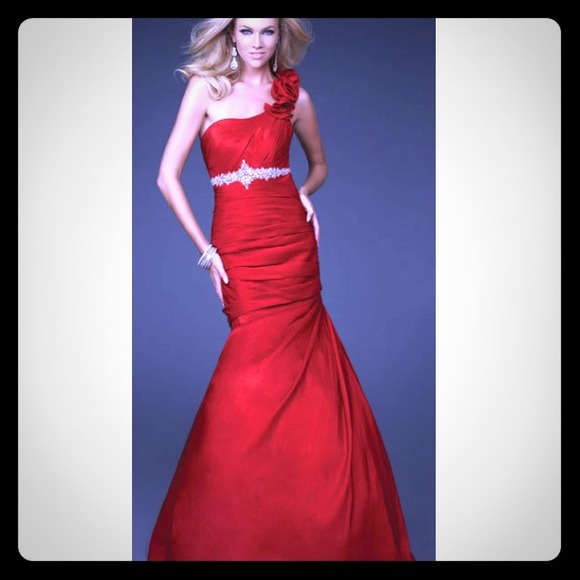 GIGI red prom dress