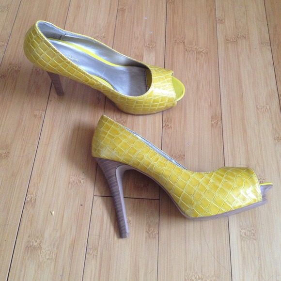 Charolette Russe yellow snake skin shoes - Picture 2 of 3