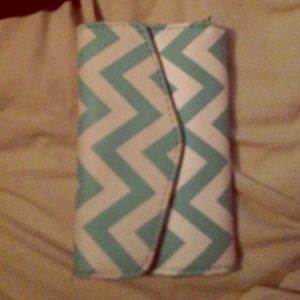 IPHONE CASE AND WALLET (CHEVRON)💕