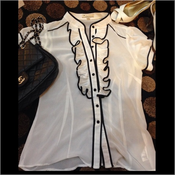 Classy ruffled top - Picture 2 of 4