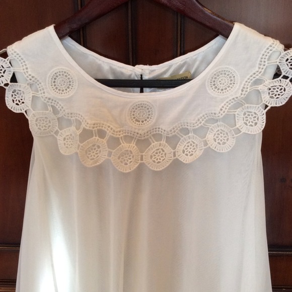 🚫Sold🚫Beautiful White Top - Picture 2 of 3