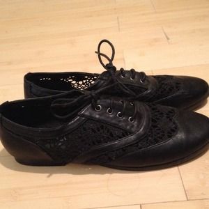 Never worn before. Cute black shoes.